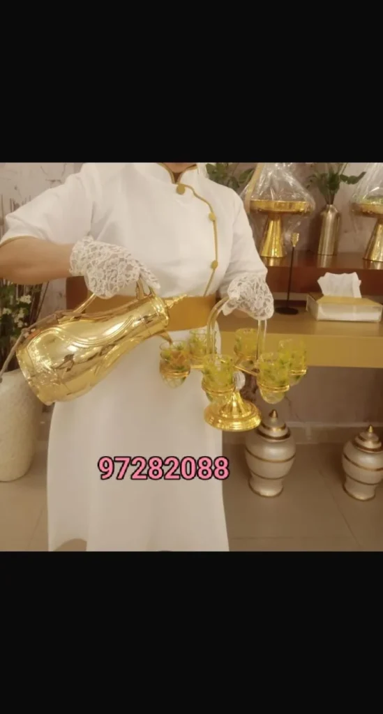 صب القهوة العربية من الدلة في مناسبة