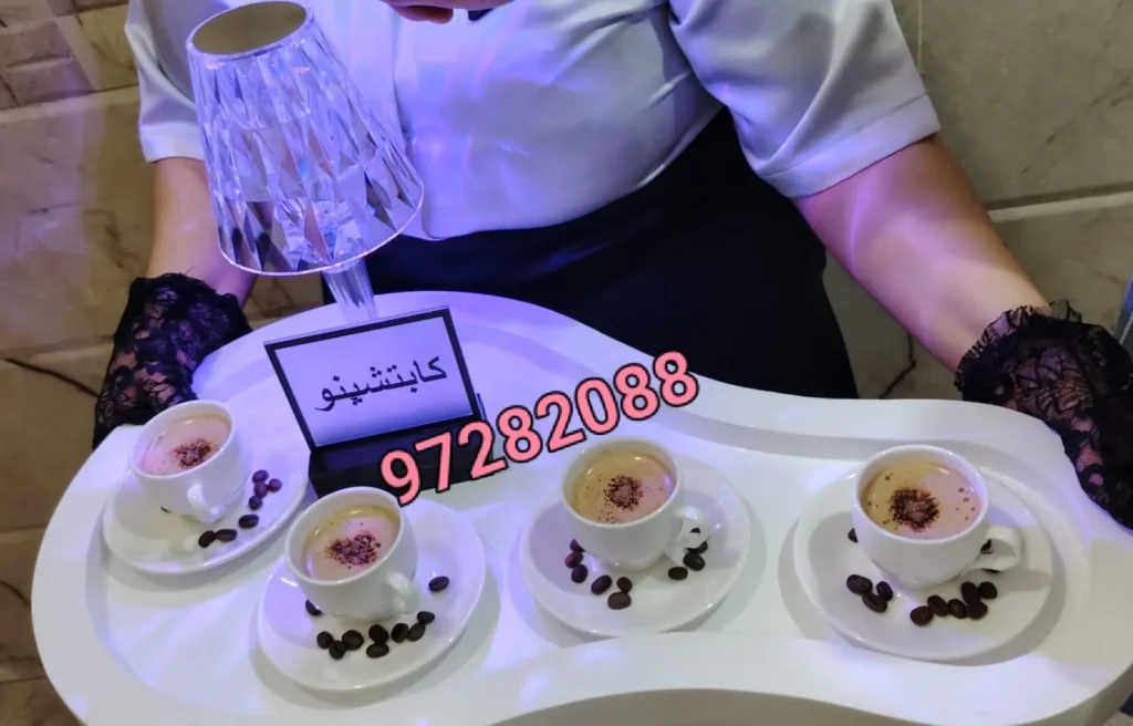 فناجين قهوة على صينية بيضاء في مناسبة