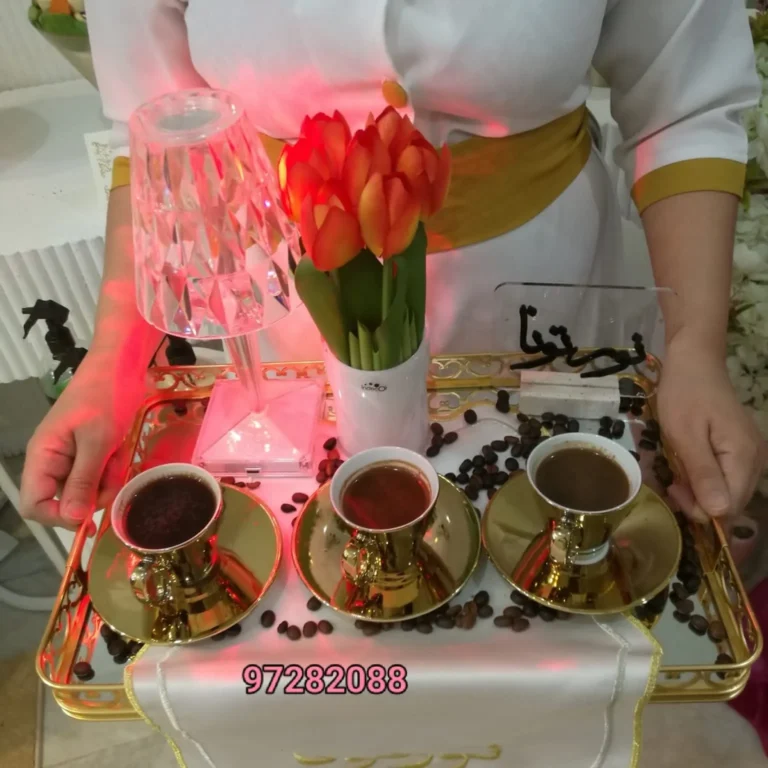 فناجين قهوة ذهبية مع ورد التوليب في حفل