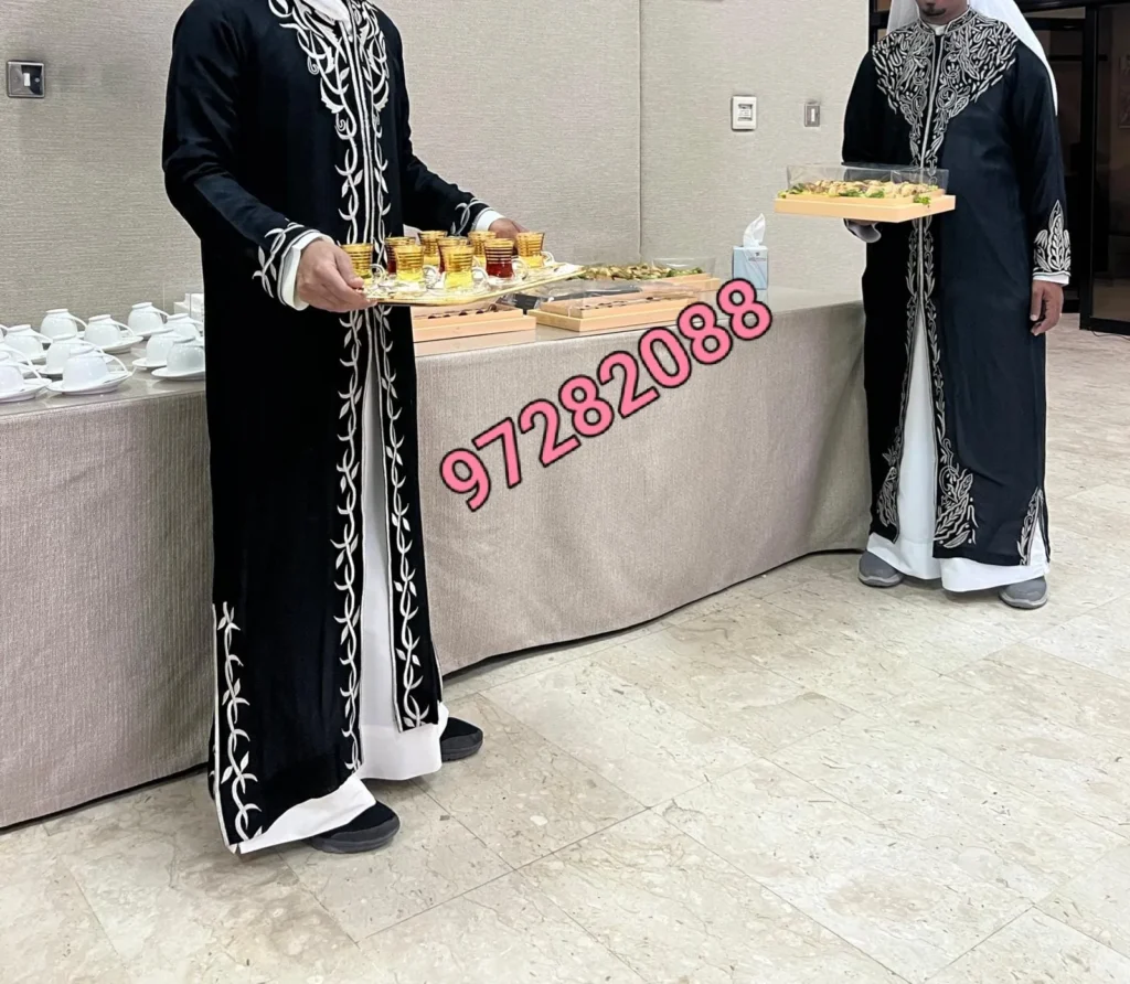 فريق النوبي للضيافة بزي مطرز في قاعة مناسبات بالكويت