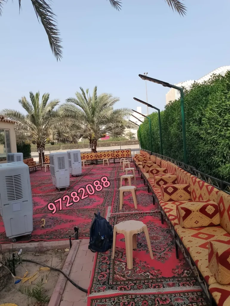 جلسة خارجية بكراسي وسجاد ومكيفات صحراوية لمناسبة في الكويت