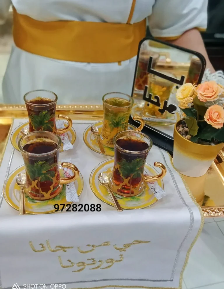 استكانات شاي على صينية ذهبية في ضيافة كويتية