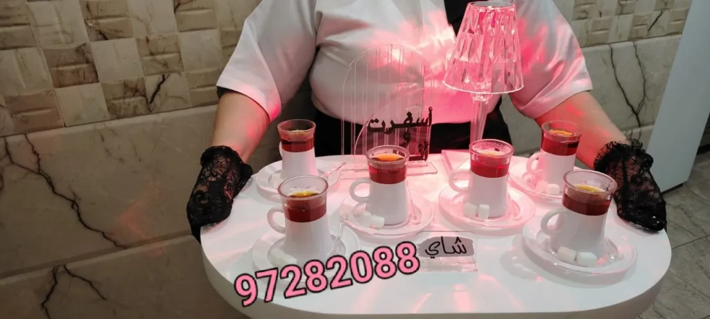 صينية شاي مع إضاءة وردية في مناسبة نسائية