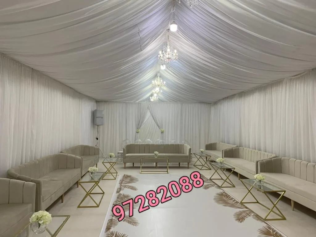 خيمة مفروشة بالكنب والطاولات والثريات للإيجار في الكويت