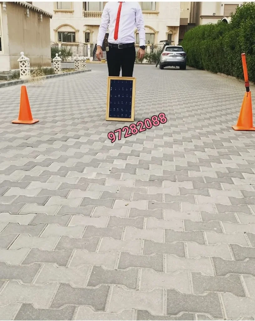 سائق فاليه باركنج مع أقماع ولوحة تنظيم المواقف في الكويت